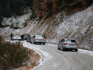Yedigöller’e Gelen Tatilcilere Kar Engeli