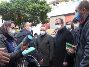 Bakan Kasapoğlu Vatandaşlara Kitap Dağıttı