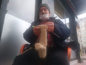 Dedesinden Görüp 6 Yaşında Yapmaya Başladığı Kıl Çorabı Örmeyi 60 Yıldır Sürdürüyor