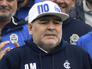 Efsane Futbolu Maradona Hayatını Kaybetti