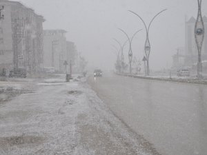 Yüksekova’da Lapa Lapa Kar Yağışı