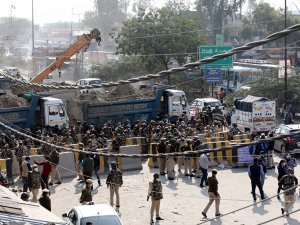 Hindistan’da Hükümeti Protesto Eden Çiftçilere Polis Müdahalesi