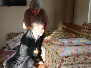 Felçli Eşine Bebek Gibi Bakıyor