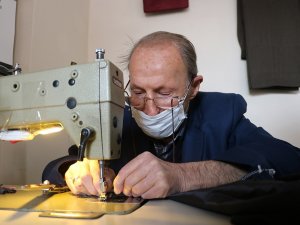 Annesi Terzi Olursun Dedi, 62 Yıldır Terzilik Yapıyor
