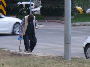 Engelli Kardeş Dilenciler, Polisi Görünce Yürümeye Başladı