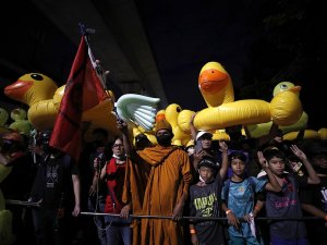 Tayland’da Monarşi Karşıtları Yeniden Sokaklarda