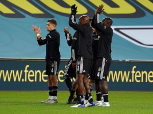 Beşiktaşlı Futbolcular Taraftarı Selamladı!