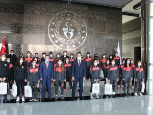 Bakan Kasapoğlu, Yüksekova Belediyesporlu Futbolcuları Kabul Etti