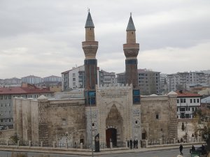 749 Yıllık Gök Medrese, İhtişamıyla Büyülüyor