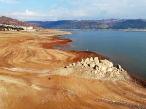 Barajda Su Seviyesi Düştü, Kayalık Ortaya Çıktı