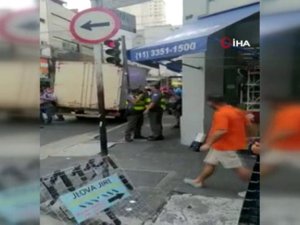 Brezilya’da Askeri Polis Sokak Ortasında Meslektaşına Silah Çekti