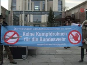 Berlin’de Başbakanlık Binası Önünde "Silahlanma" Protestosu