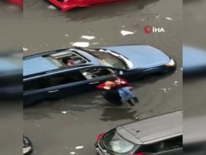 Beyrut’u Şiddetli Yağmur Vurdu, Onlarca Araç Suya Gömüldü