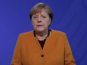 Merkel`den Aşıyı Bulan Türk Doktorlara Övgü