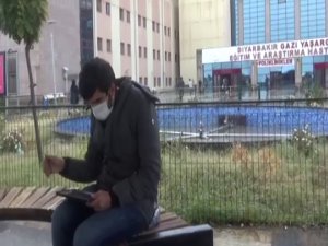 Hastane Bahçesindeki Banklarda Uzaktan Eğitimle Ders Veriyor