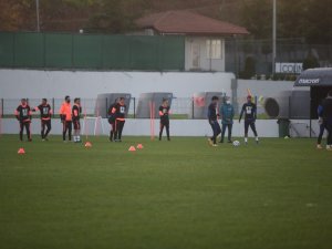 Trabzonsporlu Futbolcular ’Irkçılığa Hayır’ Yazılı Tişörtlerle Antrenmana Çıktı