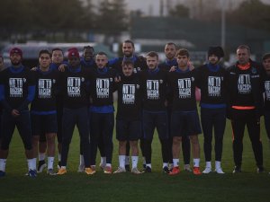 Trabzonsporlu Futbolcular ’Irkçılığa Hayır’ Yazılı Tişörtlerle Antrenmana Çıktı