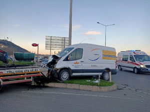 Trabzon'da dolmuşla panelvan çarpıştı: 8 yaralı