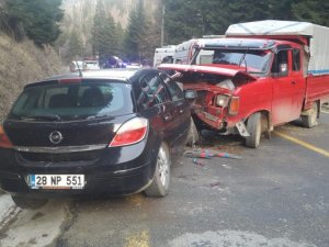 Giresun’da Kamyonet İle Otomobil Çarpıştı: 1 Ölü, 2 Yaralı
