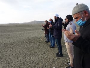 Girmeye Korktukları Barajın Üzerinde Yağmur Duasına Çıktılar