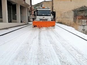 Sokakların Sessizliğe Büründüğü Bayburt’ta Belediye Ekiplerinden Karla Mücadele Çalışması