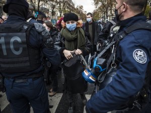 Fransa’daki Protestolarda Gözaltı Sayısı 142’ye Yükseldi