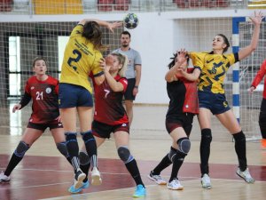 Kadınlar Hentbol Süper Ligi: Sivas Belediyespor: 21 - Yenimahalle Belediye: 38