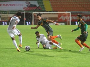 Süper Lig: Alanyaspor: 0 - Beşiktaş: 0 (Maç Devam Ediyor)