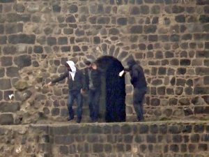 Korona Virüsü Unutup Surlarda Halay Çektiler, Mendil Düşünce Halaya Son Verdiler