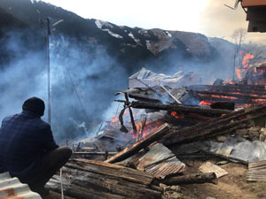 Rize'de Gölyayla Köyünde Çıkan Yangın Kontrol Altına Alındı