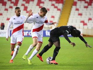 Müsabakanın İlk Yarısı Golsüz Beraberlikle Sonuçlandı