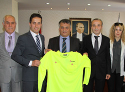Hakemlerden Vali'ye Forma Hediyesi