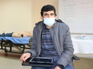 Soğuk Havada Hastane Bahçesinden Uzaktan Eğitim Veren Cefakar Öğretmene Oda Tahsis Edildi