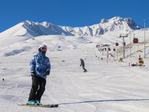 Erciyes’te Kayak Keyfi Tüm Hızıyla Sürüyor