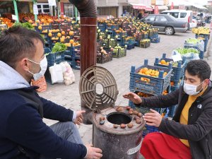 Sivas’ın Ayazına Karşı Kaldırımda Soba Kurdu