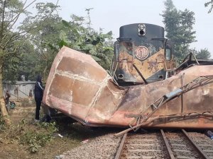 Bangladeş’te Tren Otobüse Çarptı: 12 Ölü, 5 Yaralı