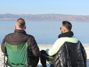 Aralık Ayında Güneşin Tadını Salda Gölü’nde Çıkarıyorlar