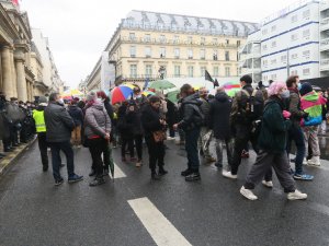 Fransa’da Protesto İçin Toplanan Göçmenlere Sarı Yelekliler’den Destek