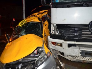 Samsun’da Tır Ticari Taksiye Çarptı: 3 Yaralı