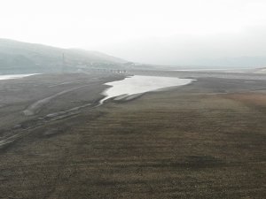 Elazığ’da Sular Çekildi, Barajı Besleyen Koca Nehir Dereye Döndü