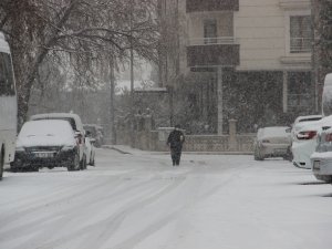 Erzurum’da Etkili Olan Kar Yağışı Kenti Beyaza Bürüdü