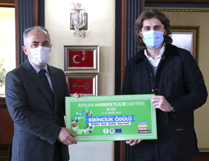 Belediye Başkanı Metin, Çevreci Ulaşım Fikir Yarışmasında Dereceye Girenlere Ödüllerini Verdi