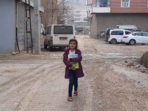 Tableti Olmayan 7 Yaşındaki Öğrenci, Canlı Derslere Katılmak İçin Her Gün 1 Kilometre Yürüyor