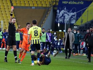 Başakşehir, Fenerbahçe Maçını 9 Kişi Tamamladı