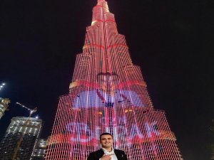 Burj Khalifa’ya Ünlü Şef Czn Burak’ın Fotoğrafı Yansıtıldı