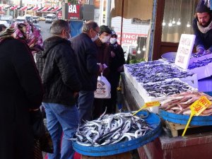 2 Günlük Hafta Sonu Kısıtlaması Öncesi Hamsi Tezgahlarına Akın Ettiler