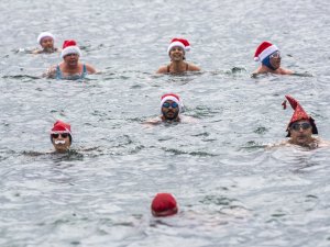 İsviçre’de Noel Baba Şapkalarıyla Göle Atladılar