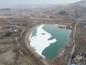 Soğuk Hava Göletin Yüzeyini Dondurdu