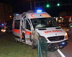 Ambulans ile otomobil çarpıştı: 4 yaralı