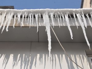 Dondurucu Soğuklar Çatılardaki Buz Sarkıtları Yarım Metreyi Buldu